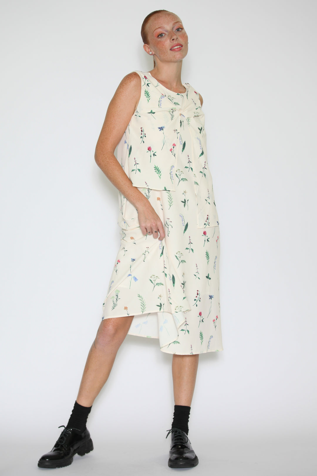 Vestido túnica floral branco de seda com gravata borboleta