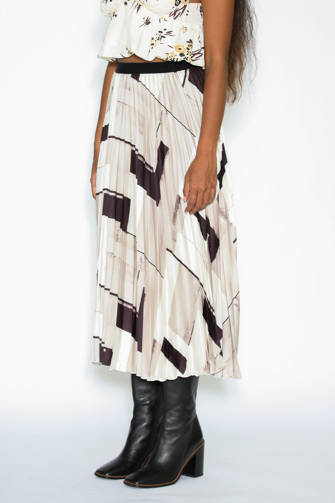 Falda plisada con estampado abstracto de seda