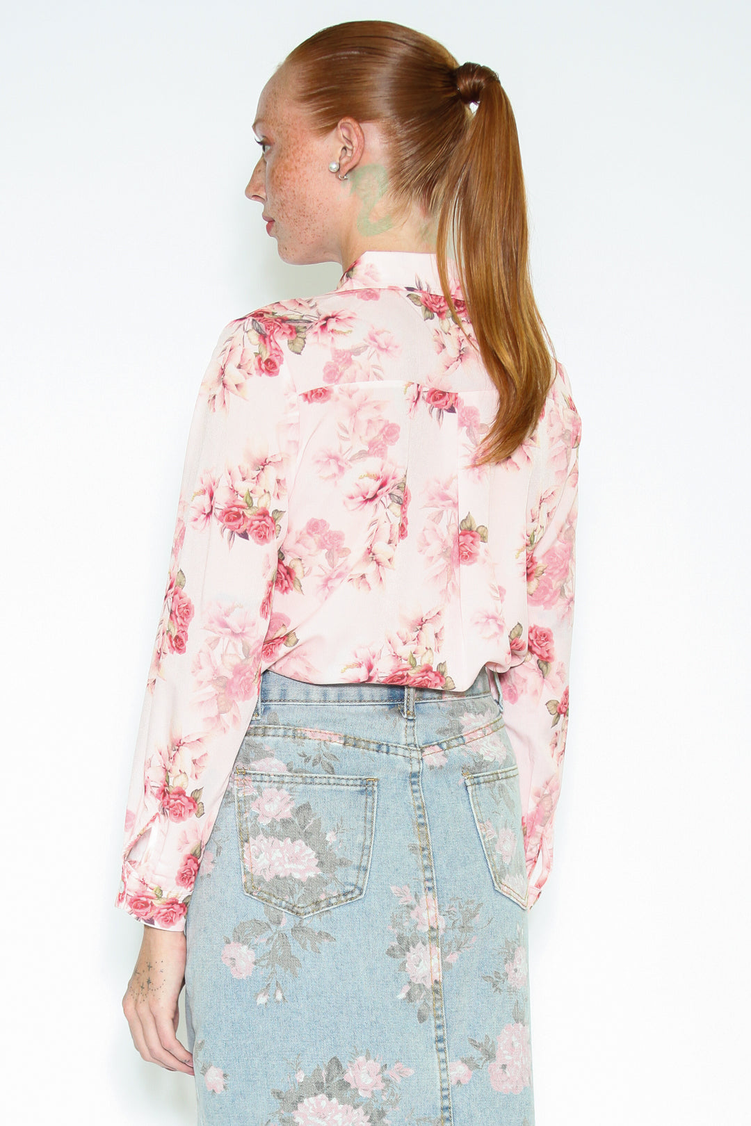 Camisa de seda estampada con flores rosas
