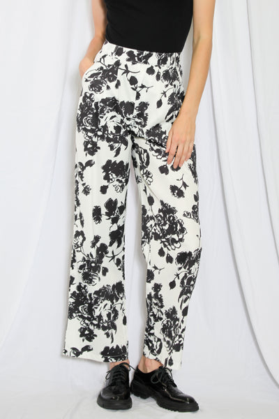 Pantalones de seda estampados con flores en blanco y negro
