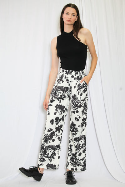 Pantalones de seda estampados con flores en blanco y negro
