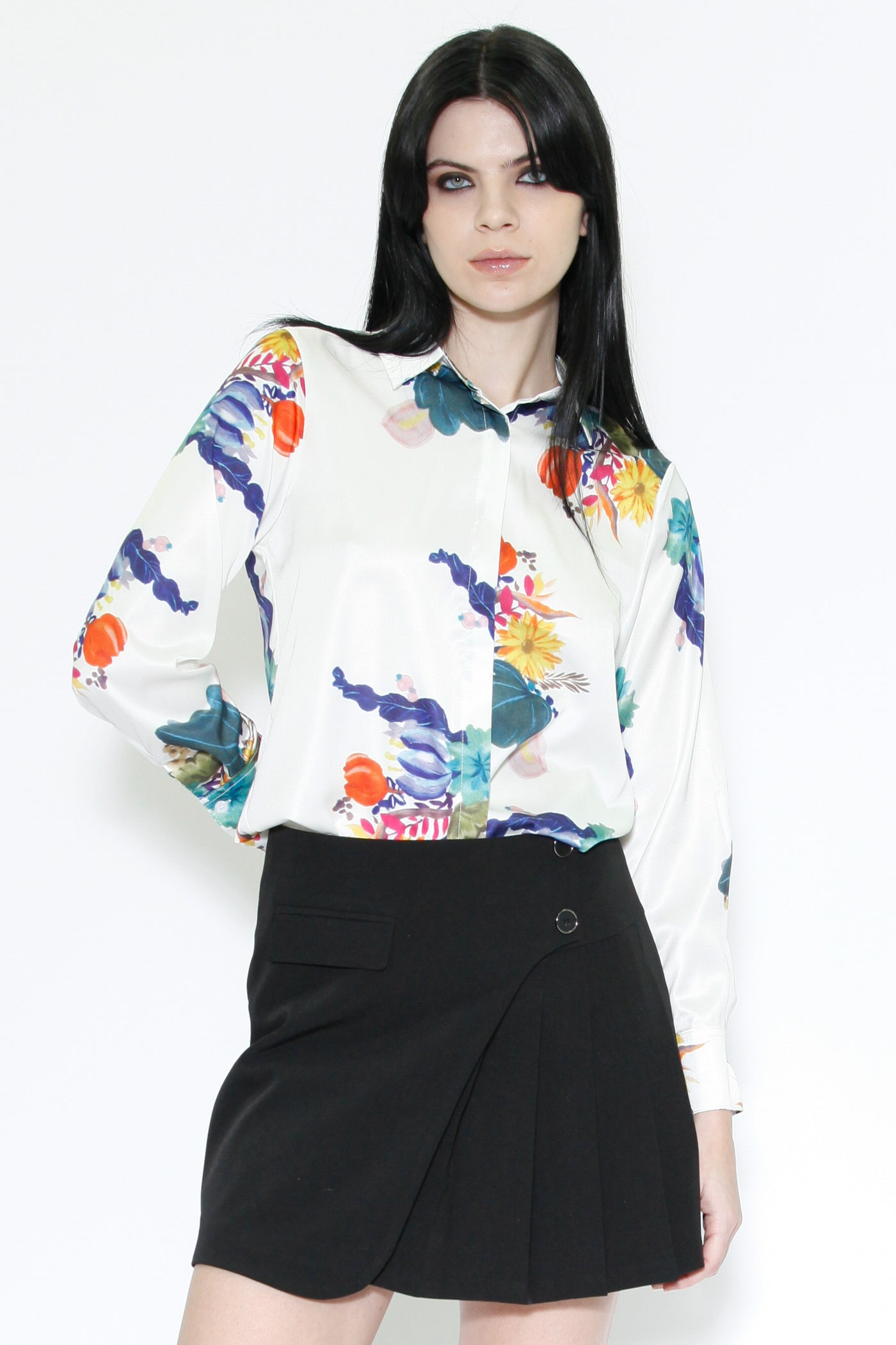 Camisa de seda con estampado artístico y flores