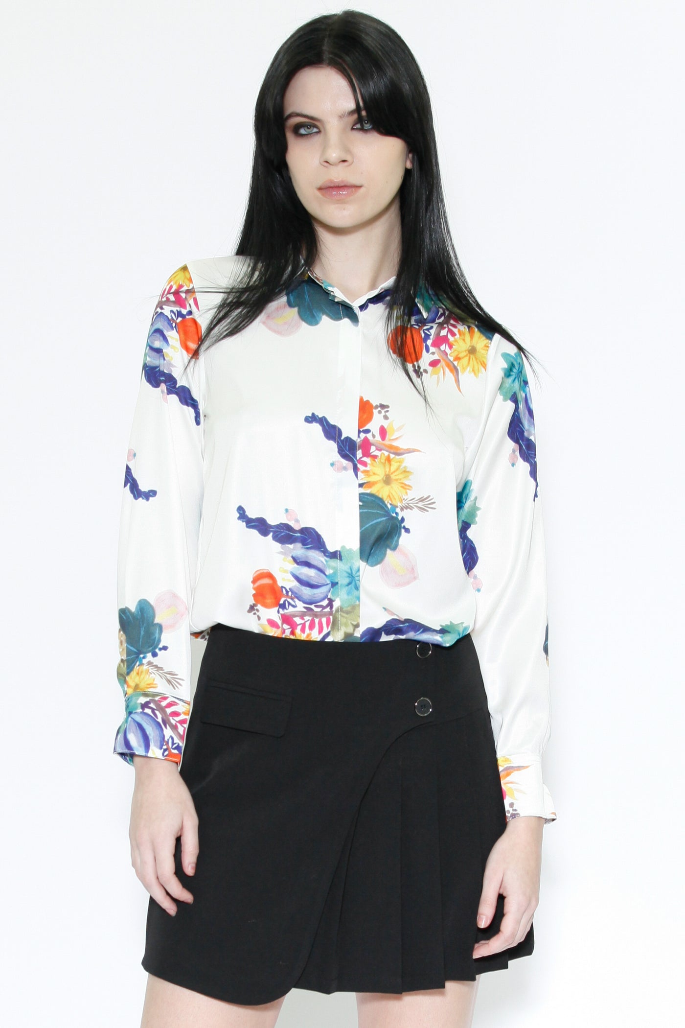 Camisa de seda con estampado artístico y flores