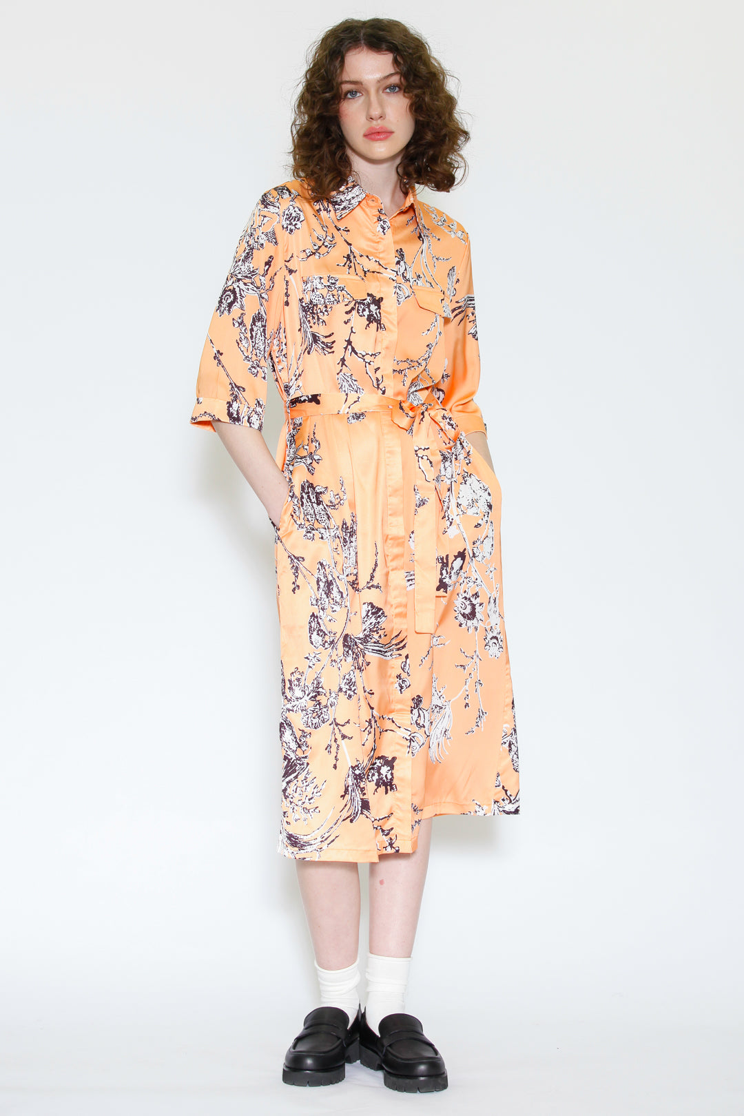 Vestido con botones y estampado floral naranja con estampado de seda