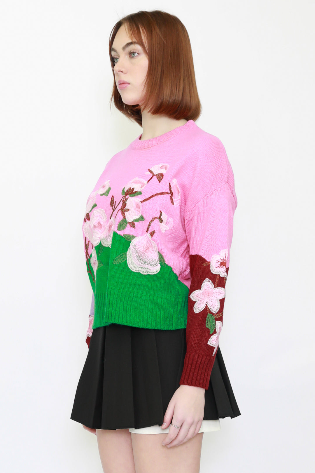 Suéter floral rosa con bordado de lana