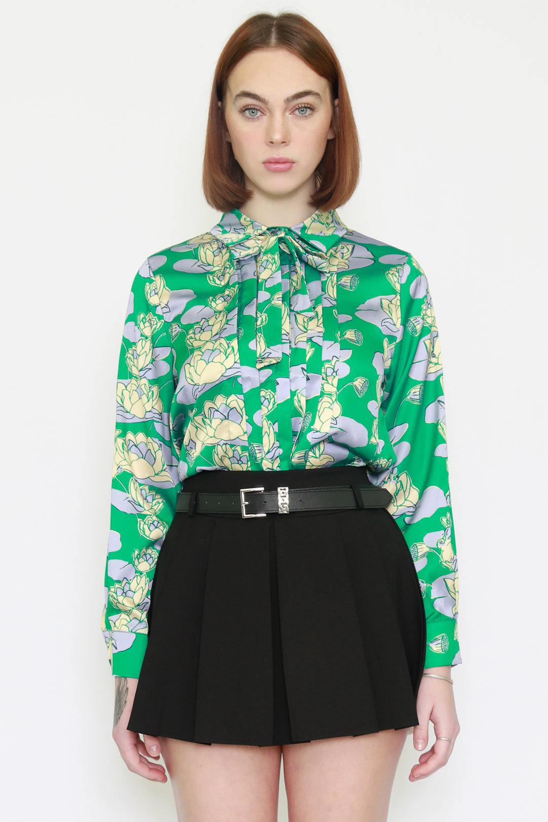 Blusa verde con estampado floral de seda