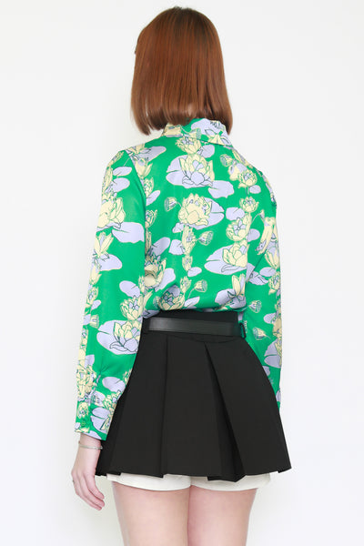 Blusa verde con estampado floral de seda