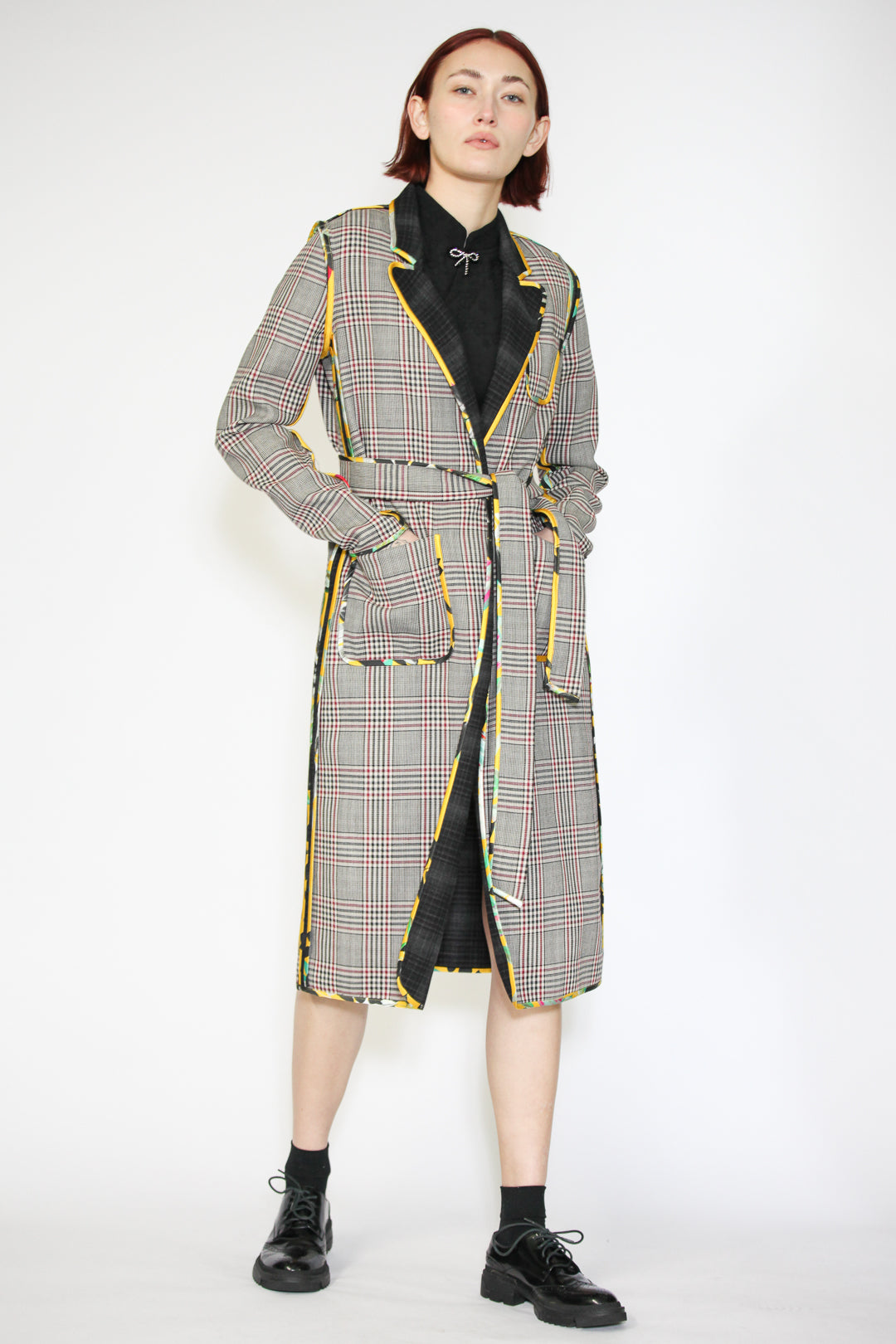 Abrigo reversible con ribetes de seda y cuadros de lana