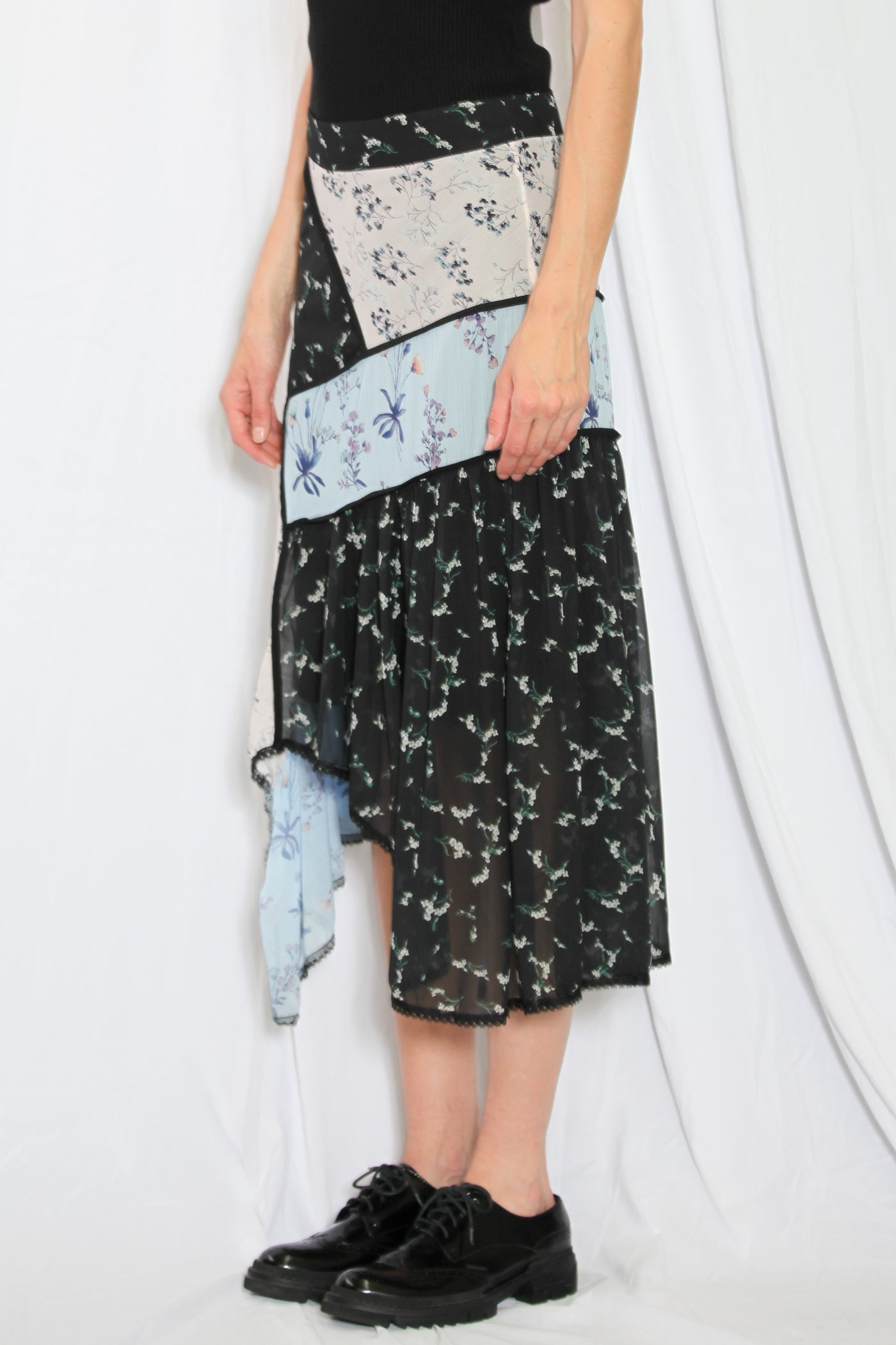 Falda midi con estampado floral y patchwork de seda