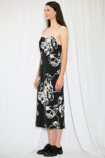 Vestido deslizante floral preto e branco estampado em seda 