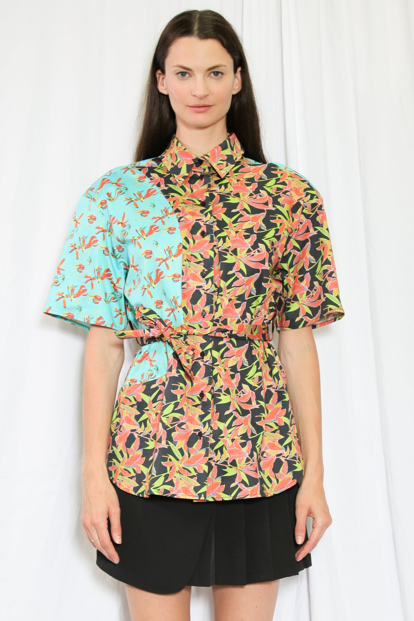 Camisa com botões e colagem com estampa floral