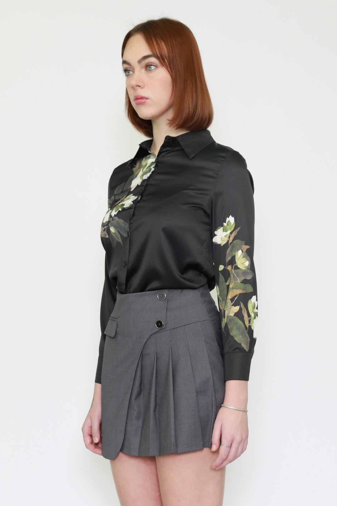 Camisa negra con estampado floral de lirio de seda