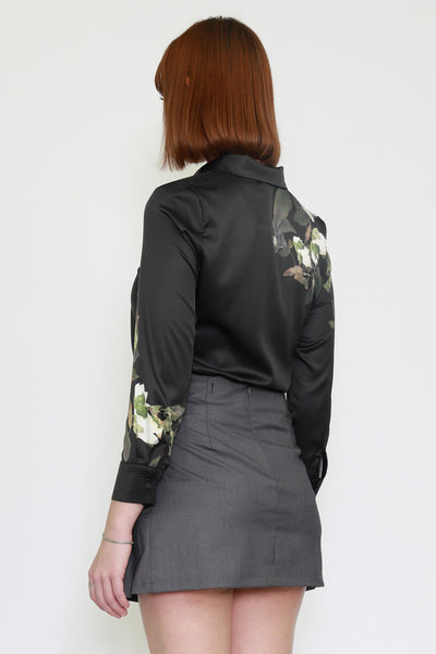 Camisa negra con estampado floral de lirio de seda