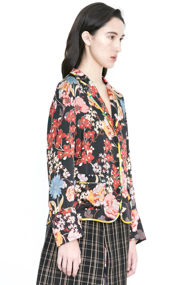 Blusa con botones florales negros con estampado de seda