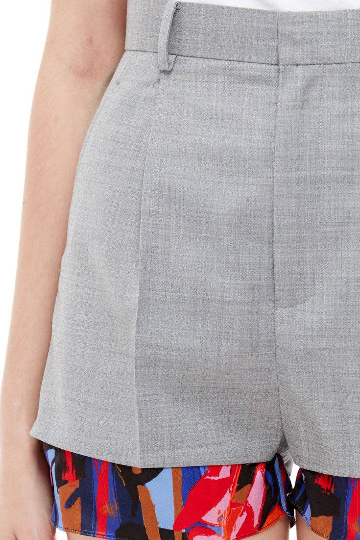 Shorts cinza claro com estampa gráfica de lã e seda