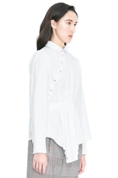 Camisa branca plissada com botões