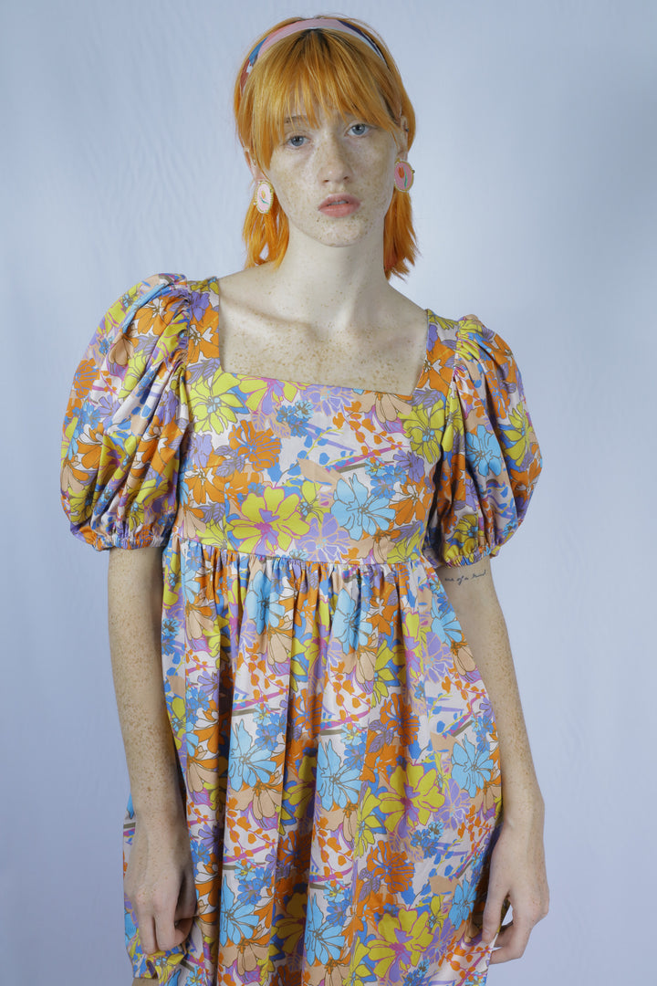 Vestido babydoll naranja con estampado floral