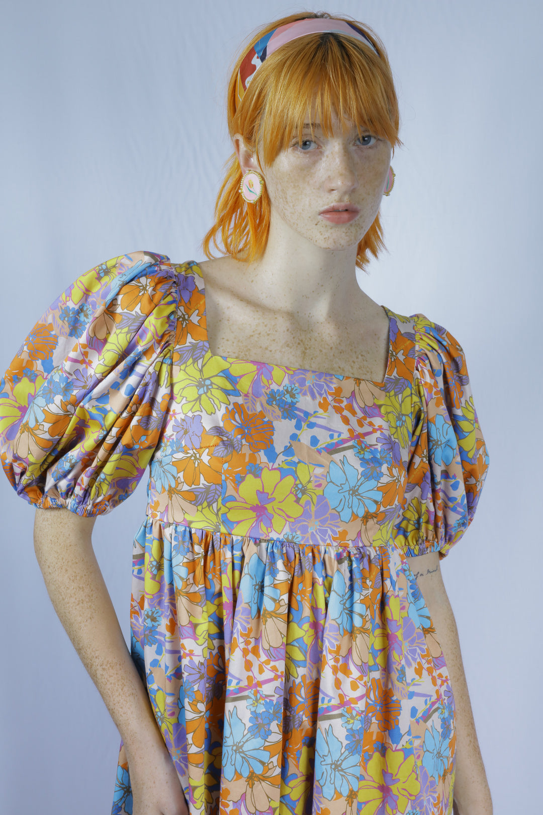 Vestido babydoll naranja con estampado floral