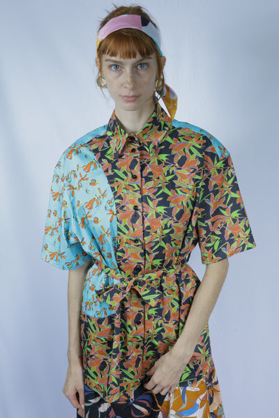 Camisa com botões e colagem com estampa floral