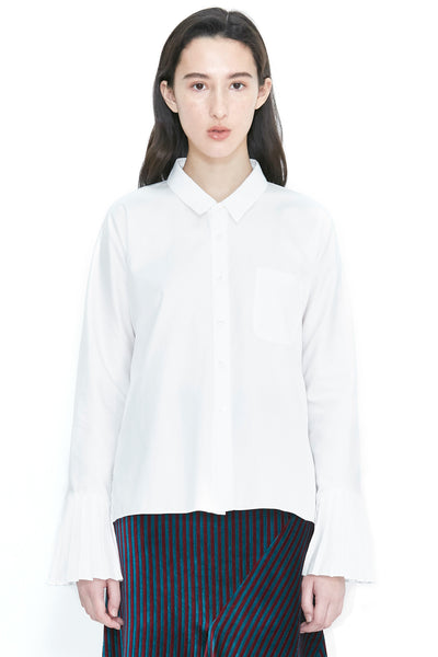 Camisa branca com botões e manga plissada