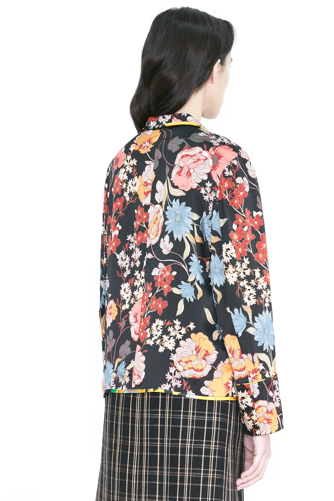 Blusa con botones florales negros con estampado de seda