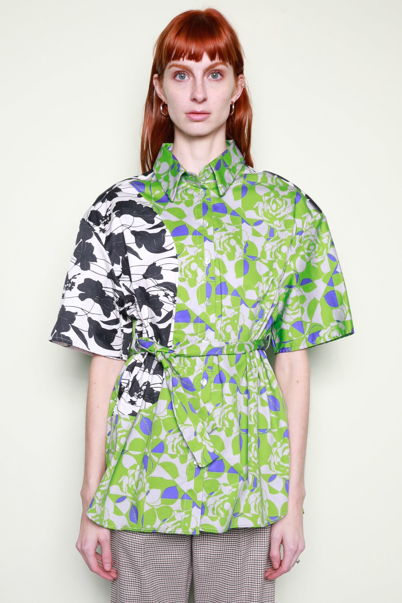 Camisa verde con botones y collage floral